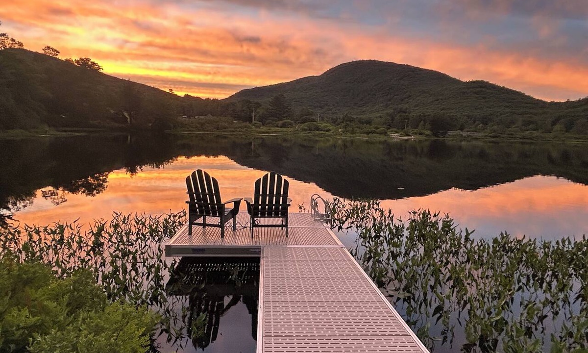 Camden Cabin | Cozy Waterfront Guesthouse Getaway in Camden with Mountain Views