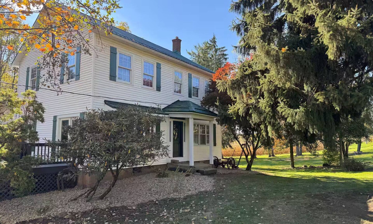 Dundee House | Cozy Winesburg Farmhouse