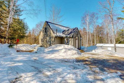 Greenville House | Cozy woodsy Cabin w/a Deck, Firepit, Gas Grill, Free WiFi, & Full Kitchen