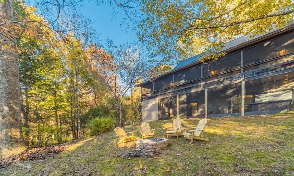 Helen House | CREEK FRONT RETREAT | GAME ROOM | HOT TUB |