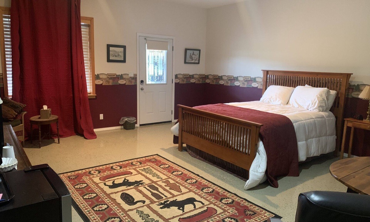 Cohoe Cabin | Crooked Creek Retreat Luxurious room on Creek, 2 Queen bds + Full Fishing Gear.
