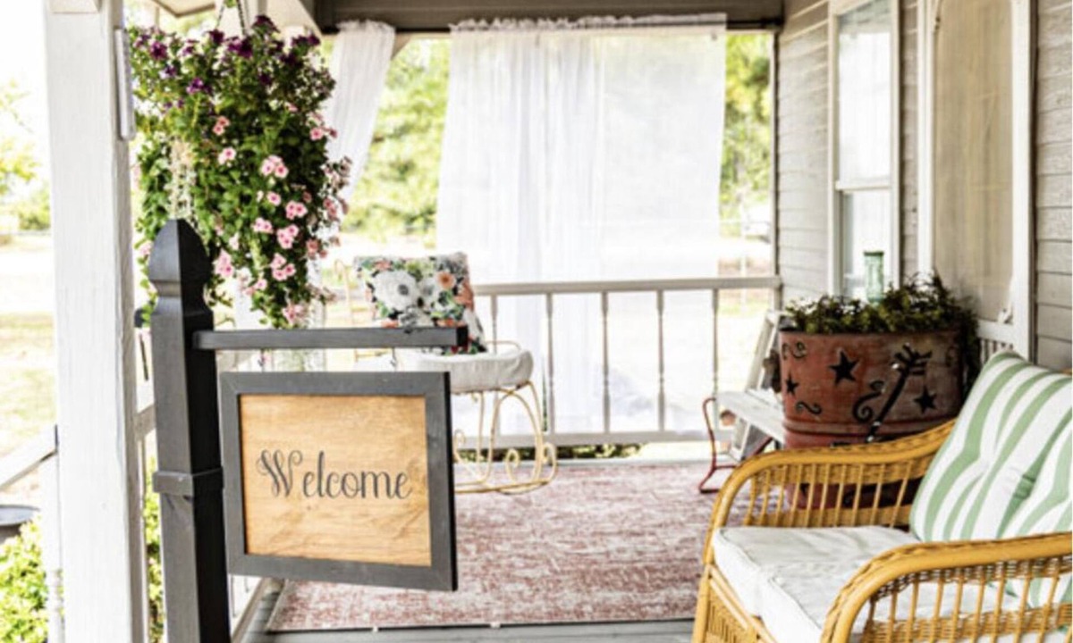 Atoka Cottage | Cute and cozy cottage in Atoka, home of Reba’s Place.