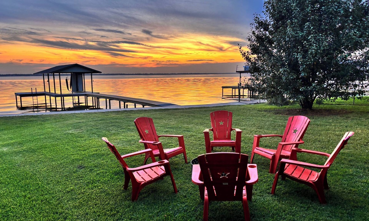 Gun Barrel City House | Cute Lakefront Cabin with Beautiful Sunsets in charming Gun Barrel City