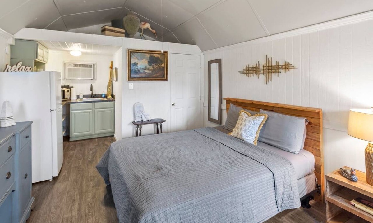 Oil City Apartment | Cypress Chalet- Caddo Lake Cabin with Kayaks