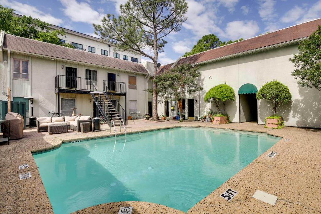 Knox - Henderson House | Dallas Condo w/Pool Access ~ 4 Mi to Downtown!