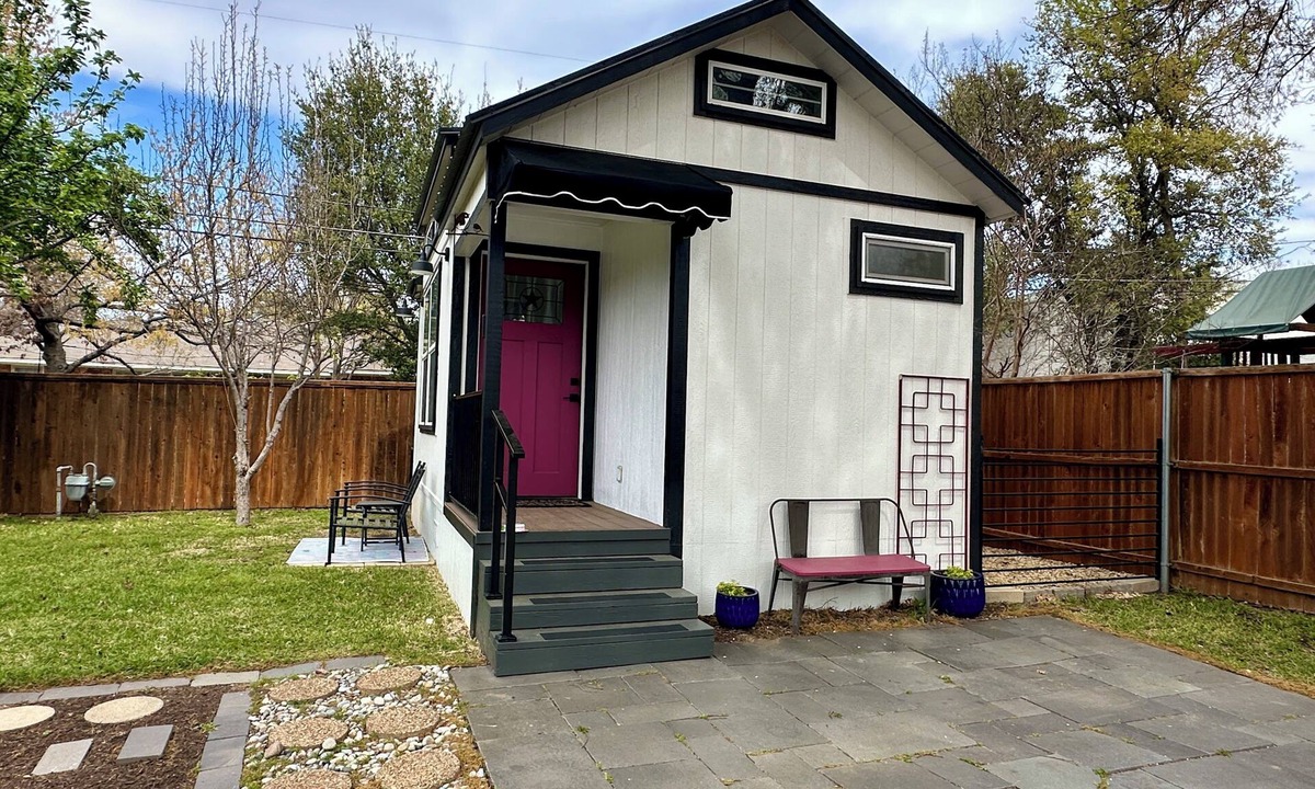Northwest Dallas Cabin | Dallas Guest House | Monthly Stays | Near Love Field | Shared Outdoor Kitchen