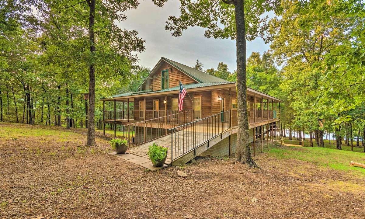 Scranton House | Deck + Fire Pit: Lakefront Hideaway in Scranton!