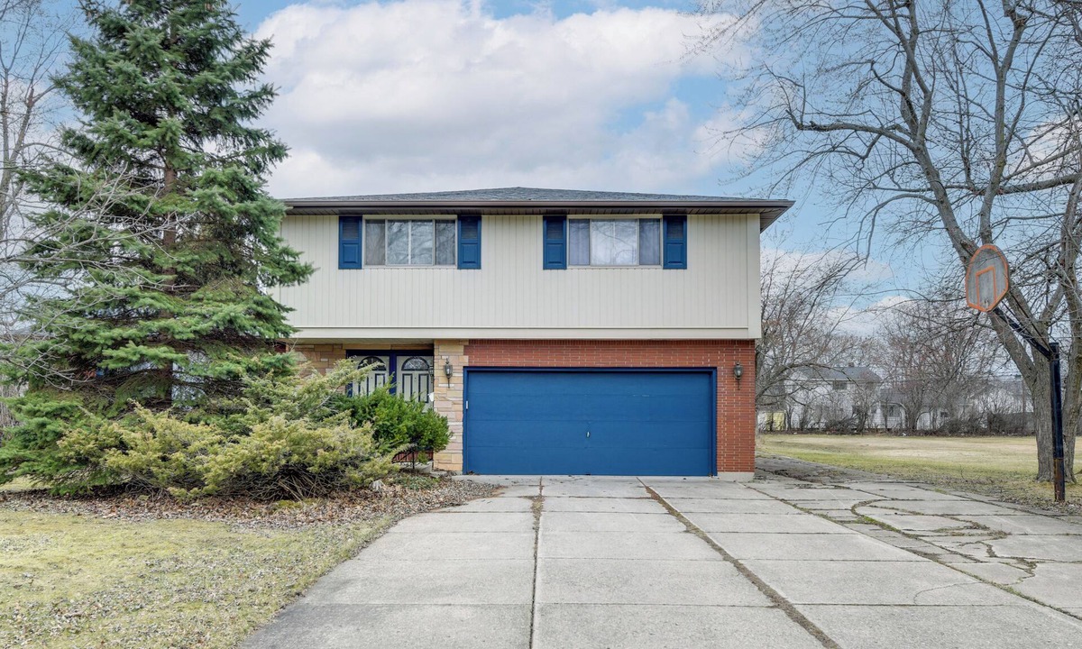 Amherst House | Deck & Seasonal Pool: Spacious Home Near Buffalo!