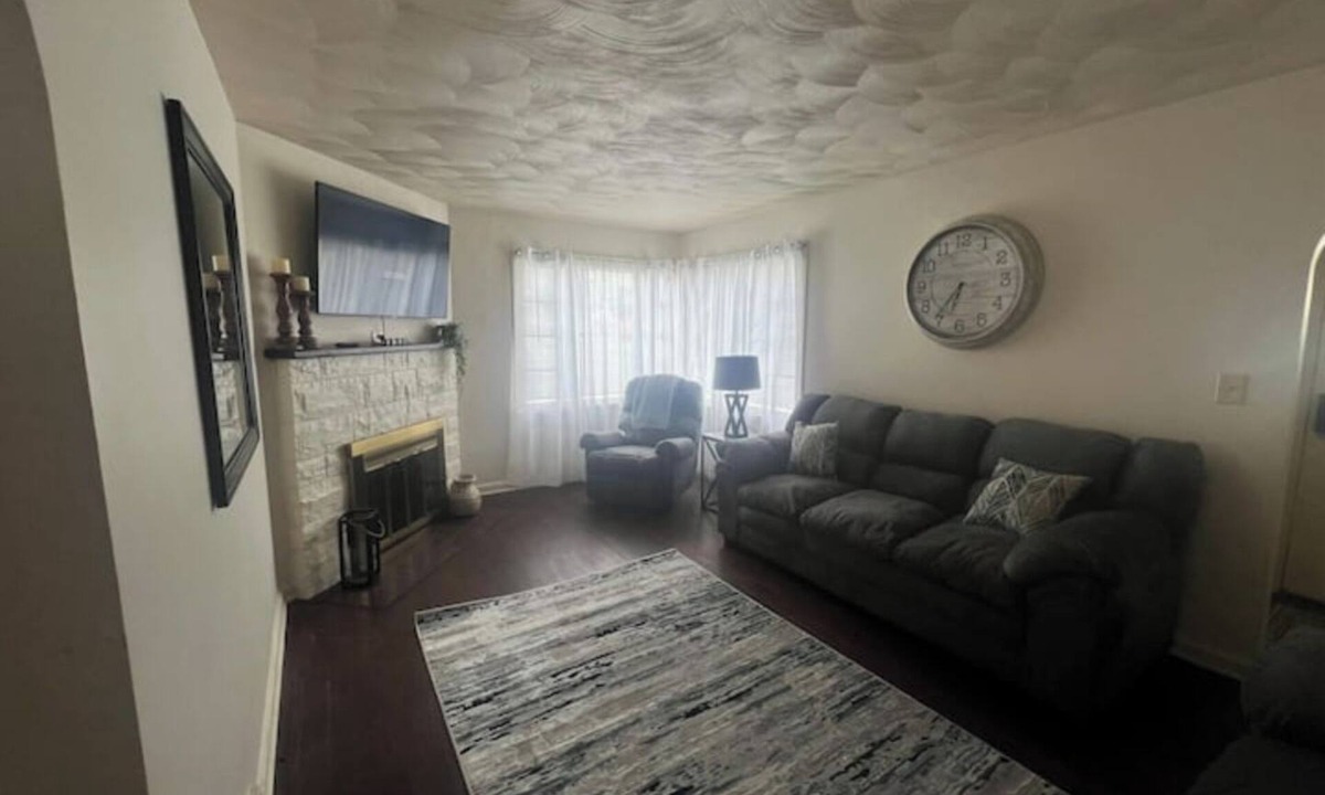 Warren House | Delightful 3 BR Home in Warren, OH