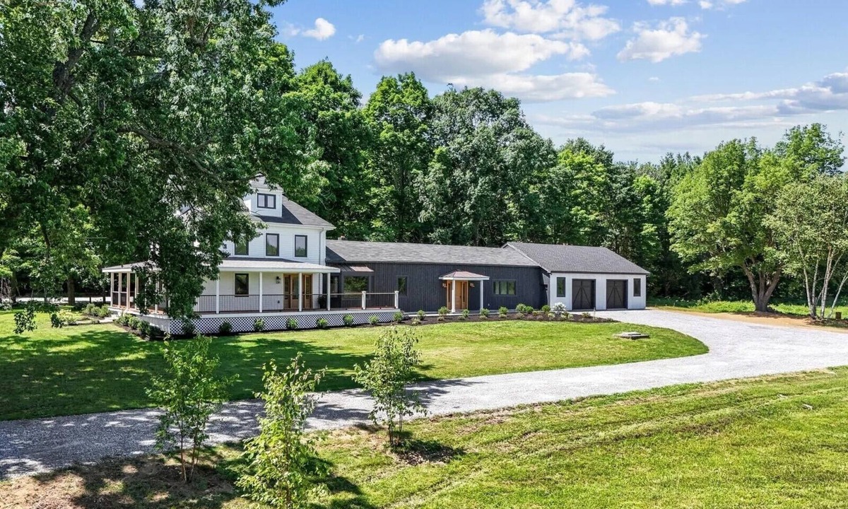 Monmouth House | Designer 5-bedroom farmhouse with private lake access in Monmouth Maine.