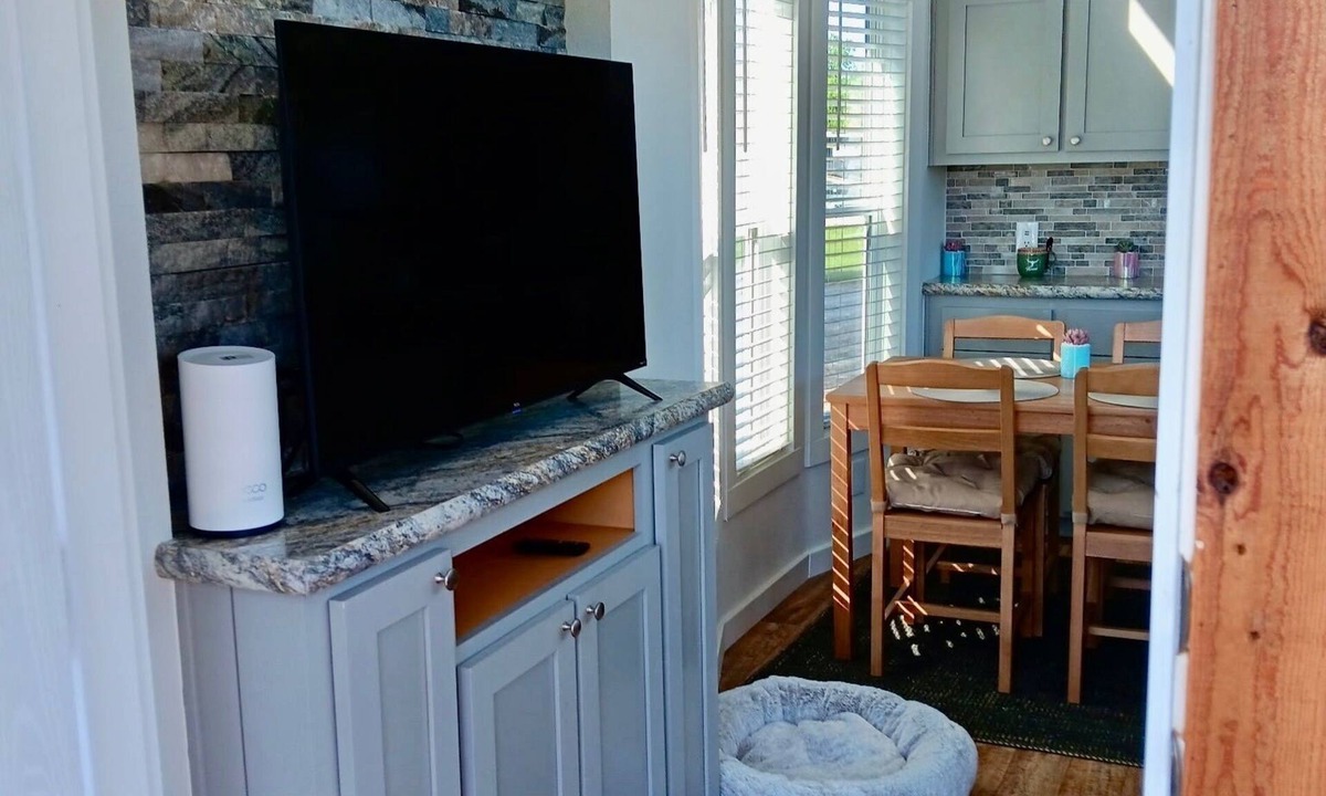 Farmersville Cabin | Discover The Green Room in Farmersville, Texas! Tiny home getaway.