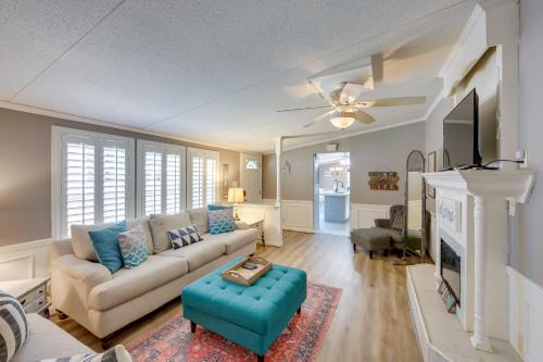 Enchanted Oaks House | Dock, Deck & Kayaks: Home on Cedar Creek Reservoir
