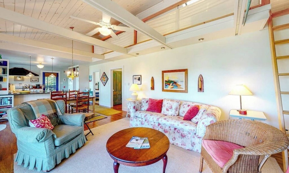 Tenants Harbor Cabin | Dog-friendly bayfront home close to Rockland with water view - snowbirds welcome