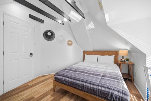 Dormont House | Dormont, Pittsburgh !D Stylish and Unique Private Bedroom with Shared Bathroom