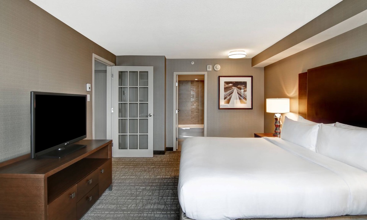 Jasper Place Hotel | DoubleTree by Hilton Hotel West Edmonton