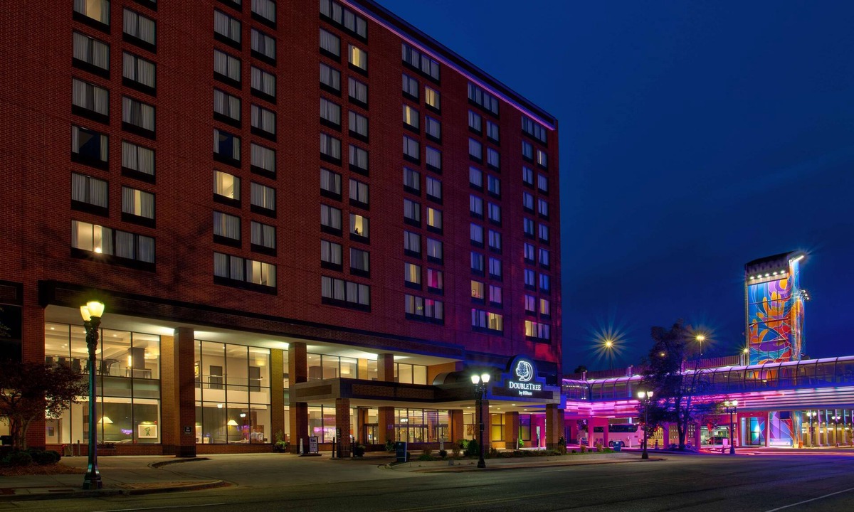 Downtown Hotel | DoubleTree by Hilton Lansing