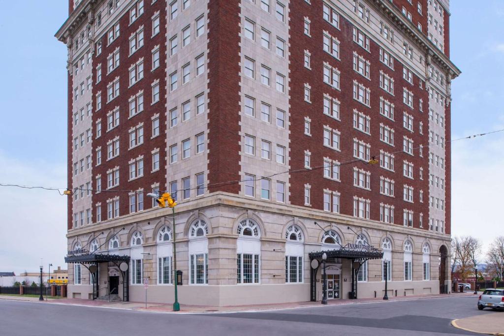 Utica Hotel | DoubleTree by Hilton Utica