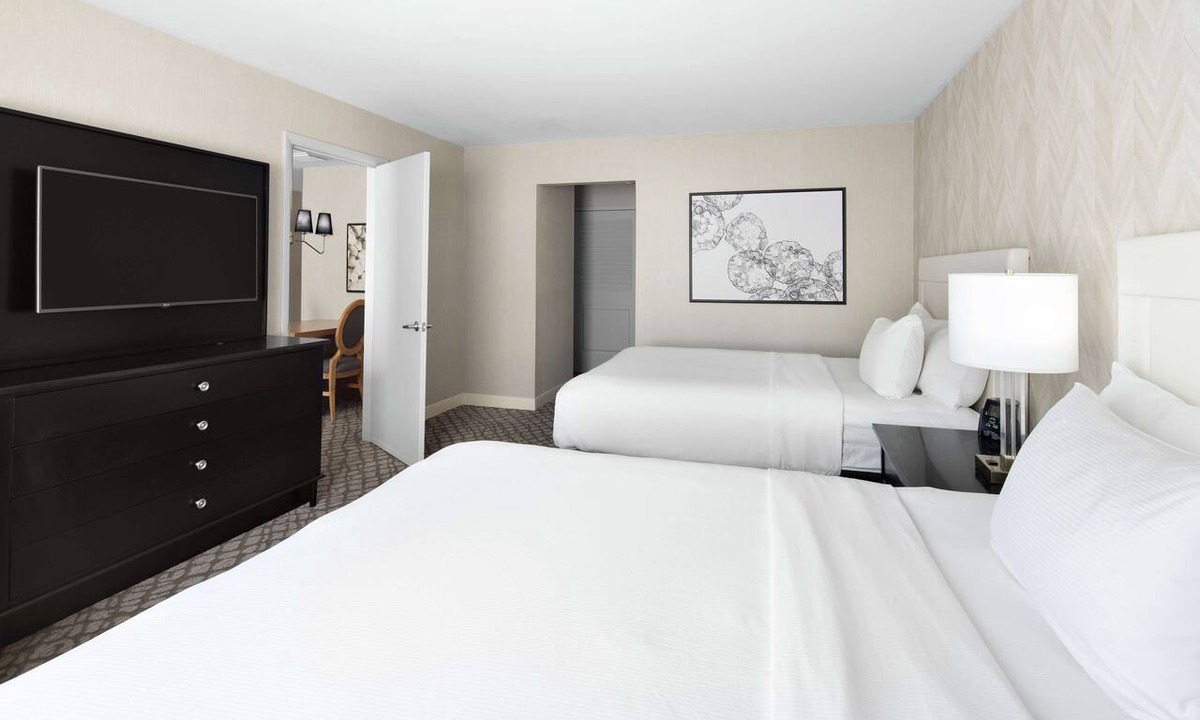 Barclay Downs Hotel | DoubleTree Suites by Hilton Charlotte - SouthPark