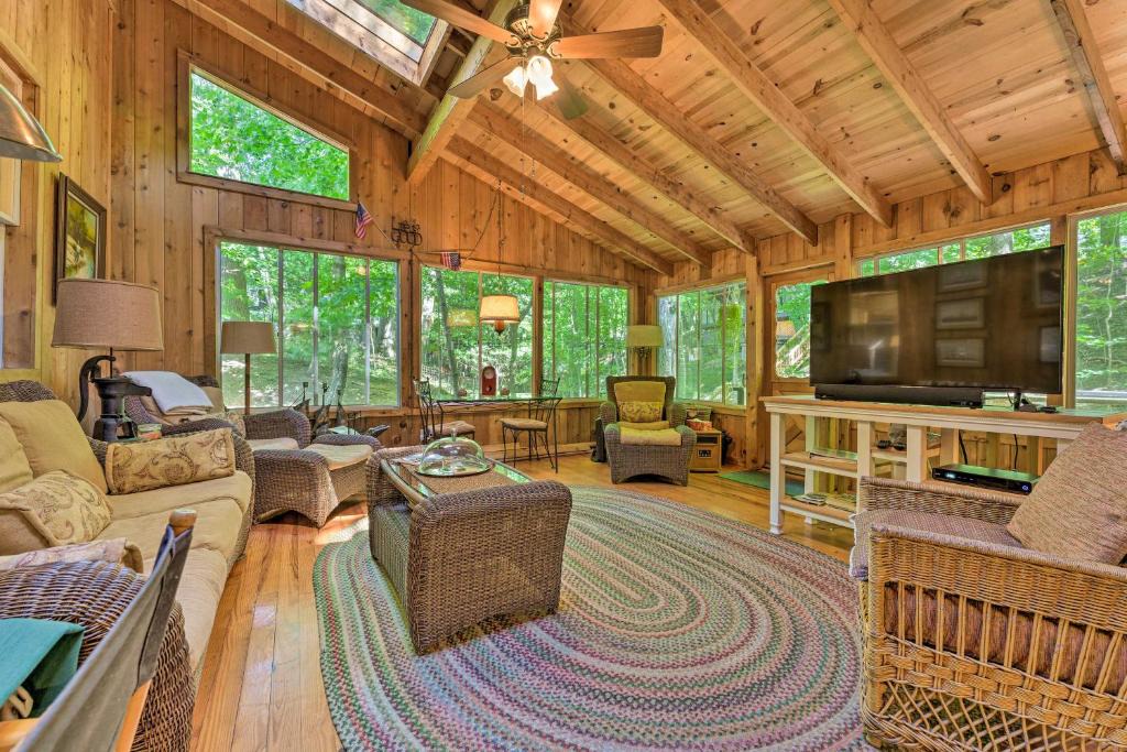 Douglas House | Douglas 'Whispering Winds' Cottage w/Beach!