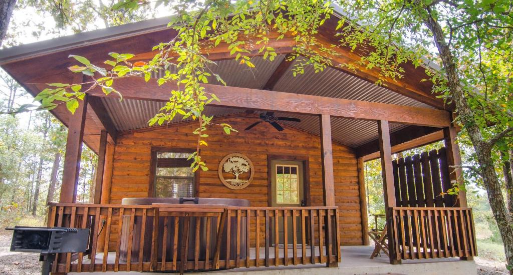 Hochatown House | Down Time Studio Cabin w Hot Tub