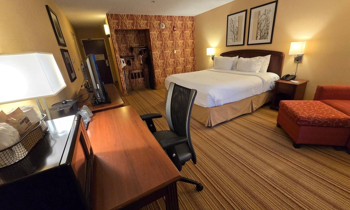 Altoona Hotel | Downtown Altoona Retreat w/Easy Convention Access, Museums & Art Attractions