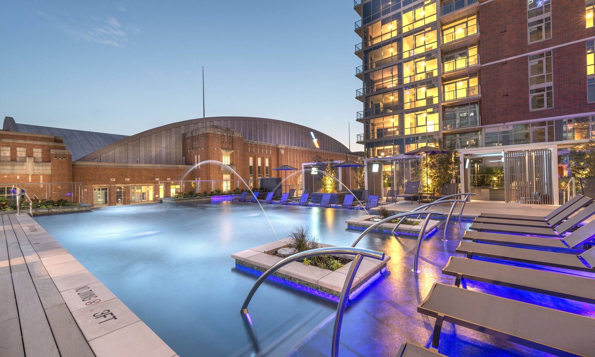Uptown Condo | Downtown Dallas Apt w/View-walking distance to AAC+Free Parking+ Pool+Wifi