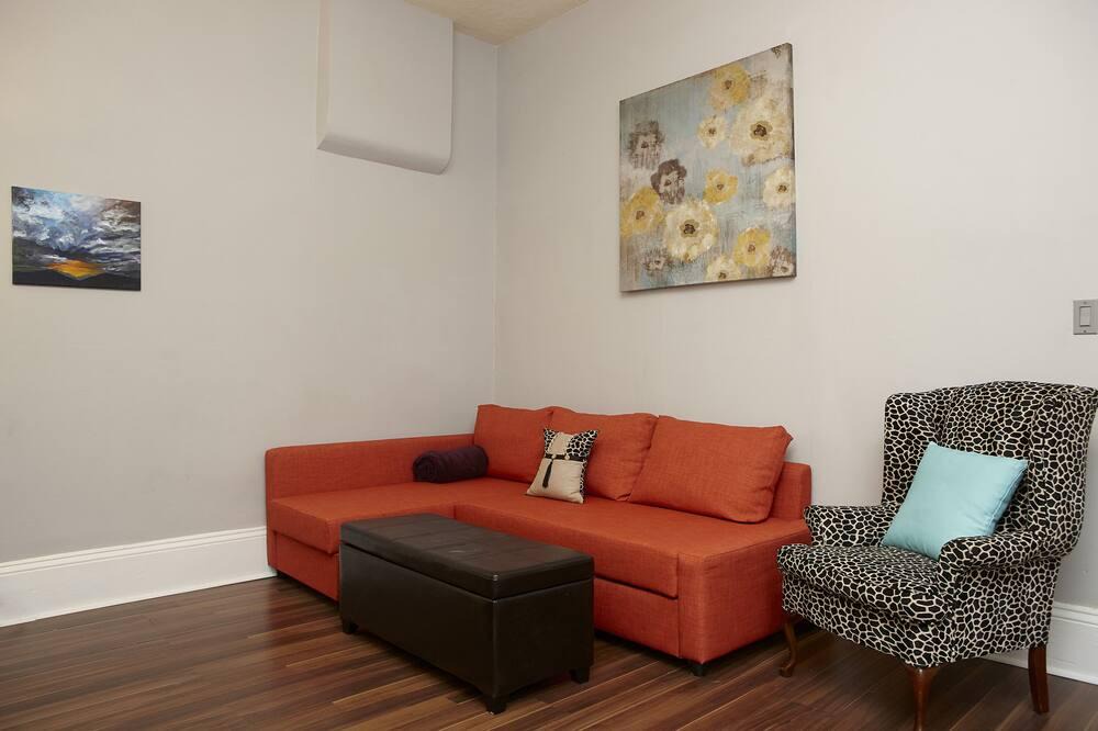 Central Hamilton House | Downtown Hamilton 2 Bedroom Private Home With Fenced Deck- Chic And Comfortable