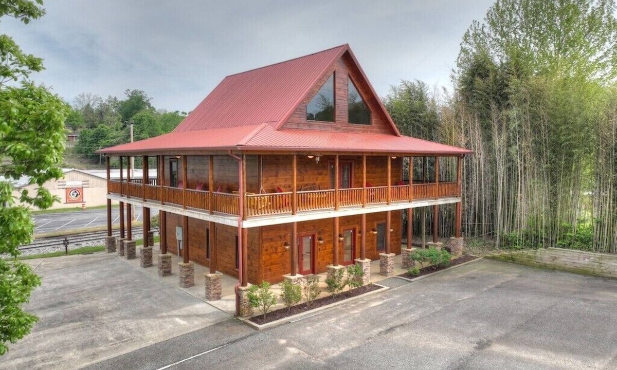 Blue Ridge Cabin | Downtown Lodge Blue Ridge, sleeps 14,walk to strip