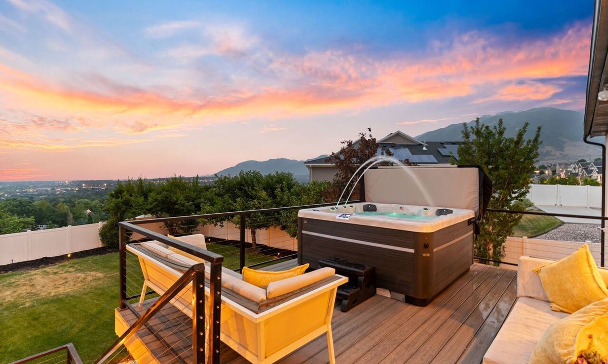 Draper House | Draper Skyline Retreat | Hot Tub & 6BDR