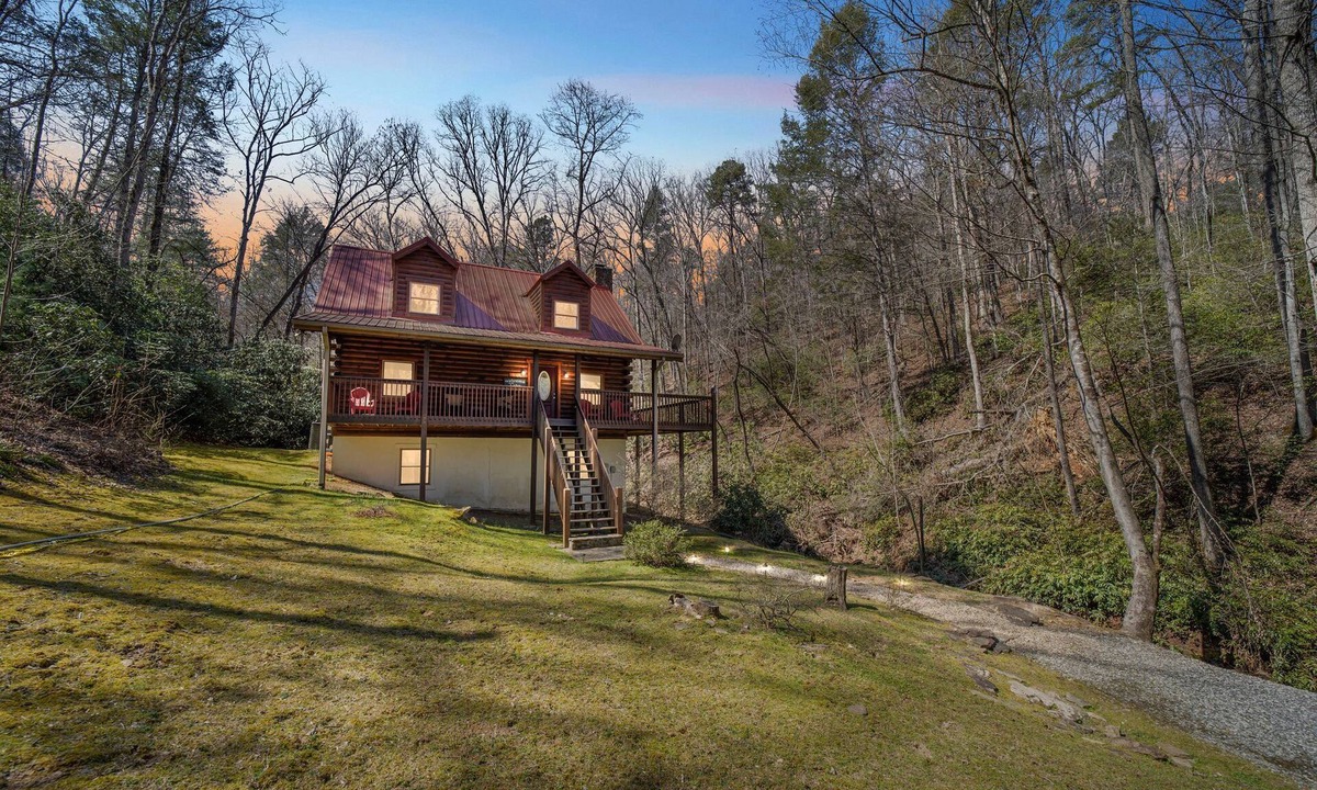 Lake Lure Cabin | Dreamcatcher~ Pet Friendly~ Mirror Lake~Waterfall~LAKE LURE IS OPEN