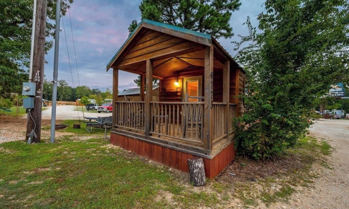 Broken Bow Cabin | Durango: Sleep 4, Tiny Cabin, Pets, Near Park/Lake