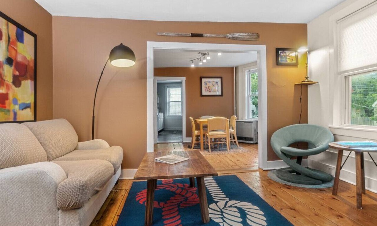 East End Apartment | East end. Walk to food, beer and downtown fun.