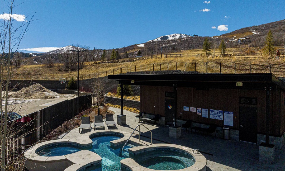 Deer Valley Condo | East Village Studio -Amenities, Walk-Shuttle to Ski In/out