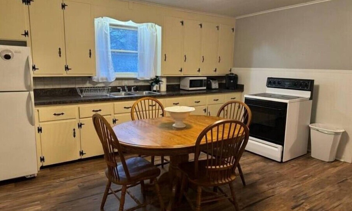 Fredonia House | Eclipse! 5 bedroom, sleeps 10.