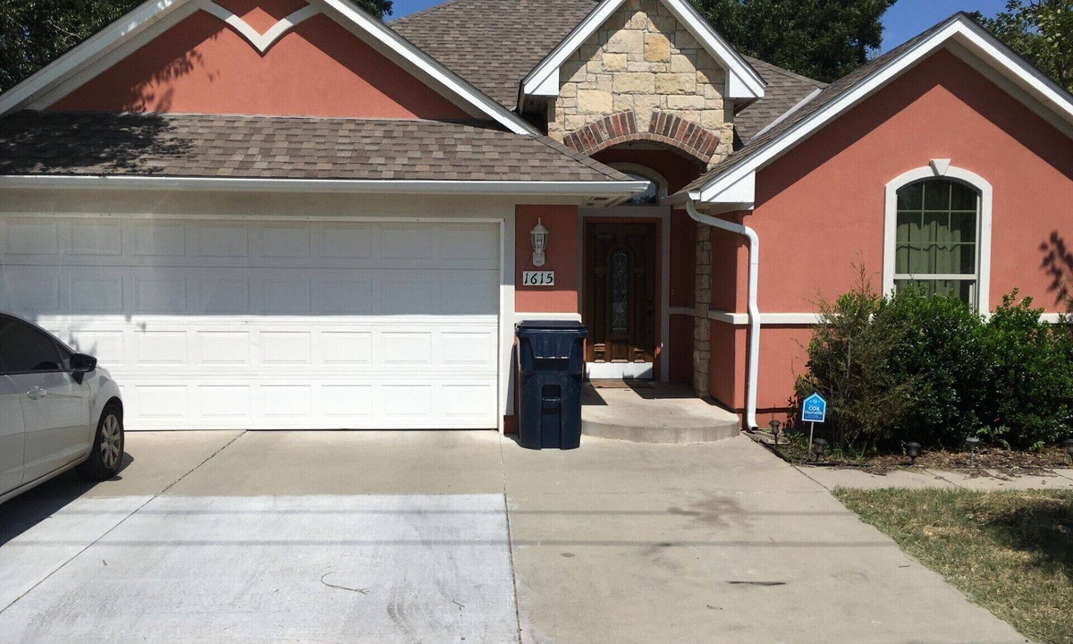 Central Oklahoma City House | Efficient and Modern home, Sleeps 8. Theres an airmattress that sleeps 2.