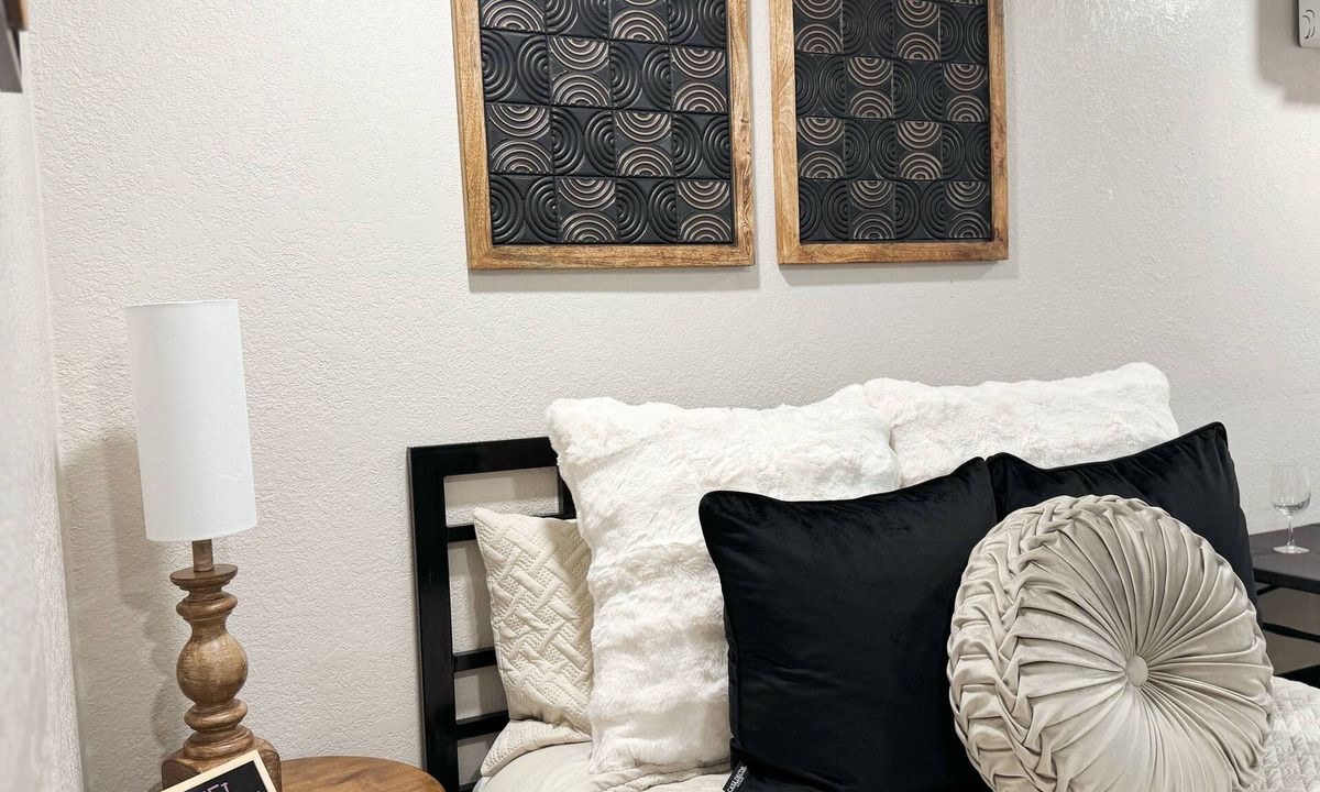 Eastern Division Apartment | El SOL room