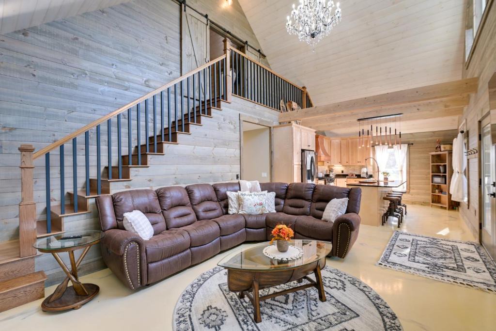 Newport House | Elegant Newport Cabin with Porch and Lake Access