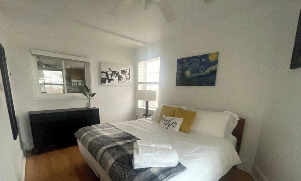 Bloomfield Apartment | Elevator~Queen Bed ~Parking~West Penn~10 min to DT