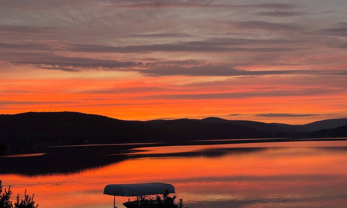 Canaan House | Enchanting 3-bedroom house on Lake Wallace. Near VAST snowmobile trails.