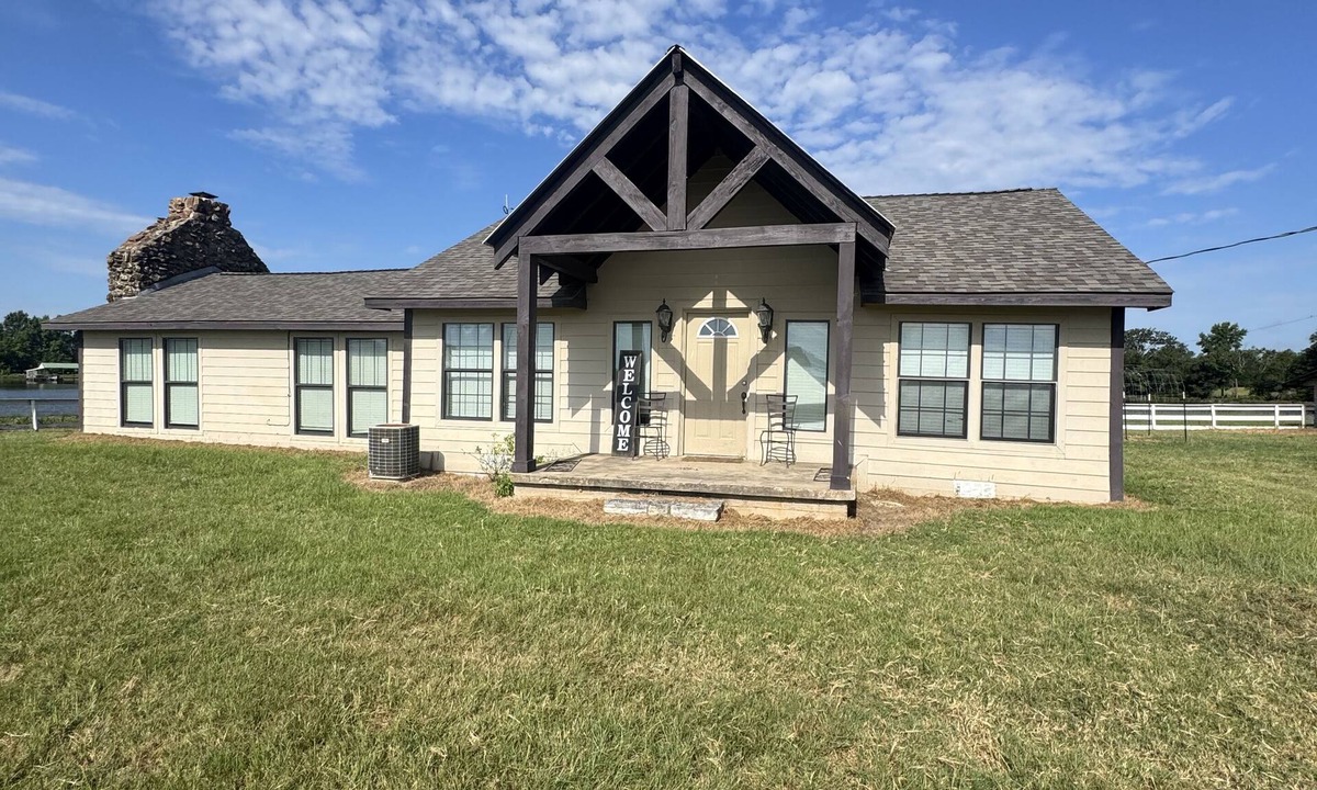 Lindale House | Enchanting farmhouse with AC in Lindale