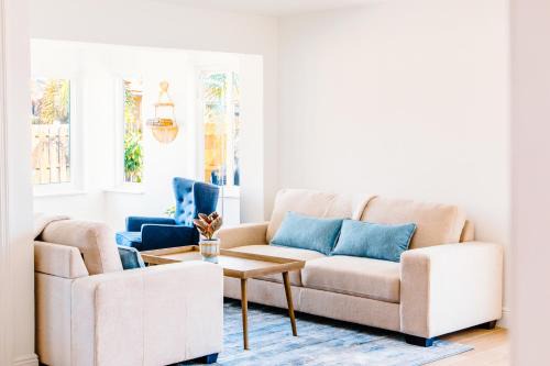 Naples Park House | Endless Summer! Bike or walk to the Beach or Mercato