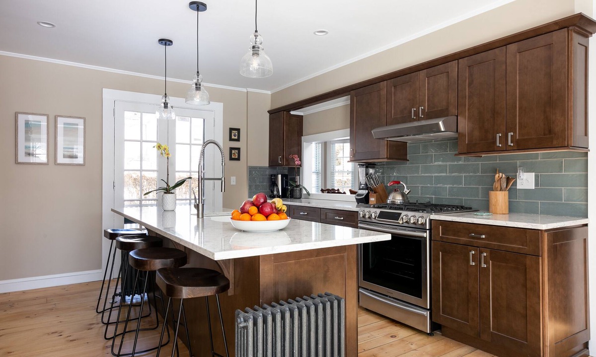 Narragansett Pier House | Entire House:14 Guests, 7 BRs, 10 Beds, 5 Full Baths, Outdoor Shower, Beach Gear