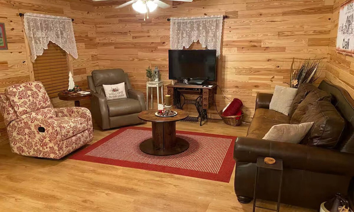 Honey Grove House | Entire House with 47 Acres of walking/biking trails and large "great room"