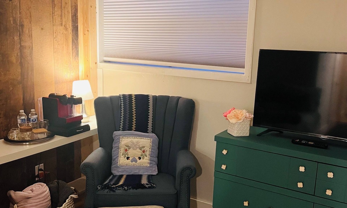 East York Apartment | Entire private studio, ensuite bath & free parking