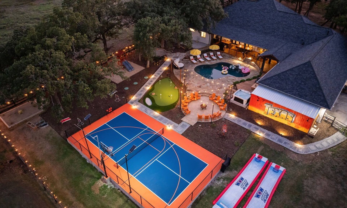 Flower Mound House | Epic Texas Stay: Pool-Pickleball-MiniGolf-Theater-Game Room-Sleeps24