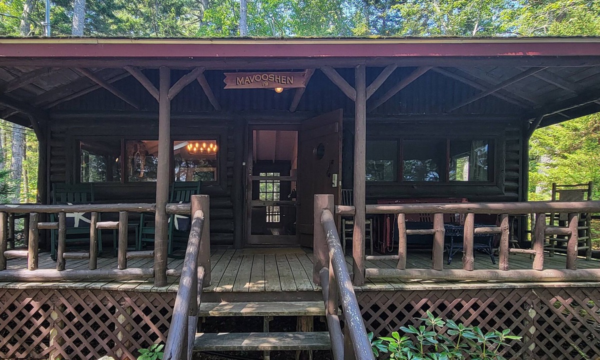 Boothbay Harbor Cabin | Escape to The Hideout, a charming 2-bedroom cabin in Boothbay Harbor.