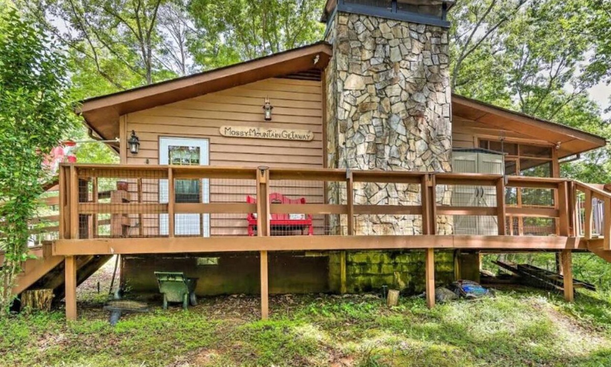 Murphy Cabin | Escape to the Smoky Mountains at this 2-bedroom, 1-bath cabin in Murphy, NC.