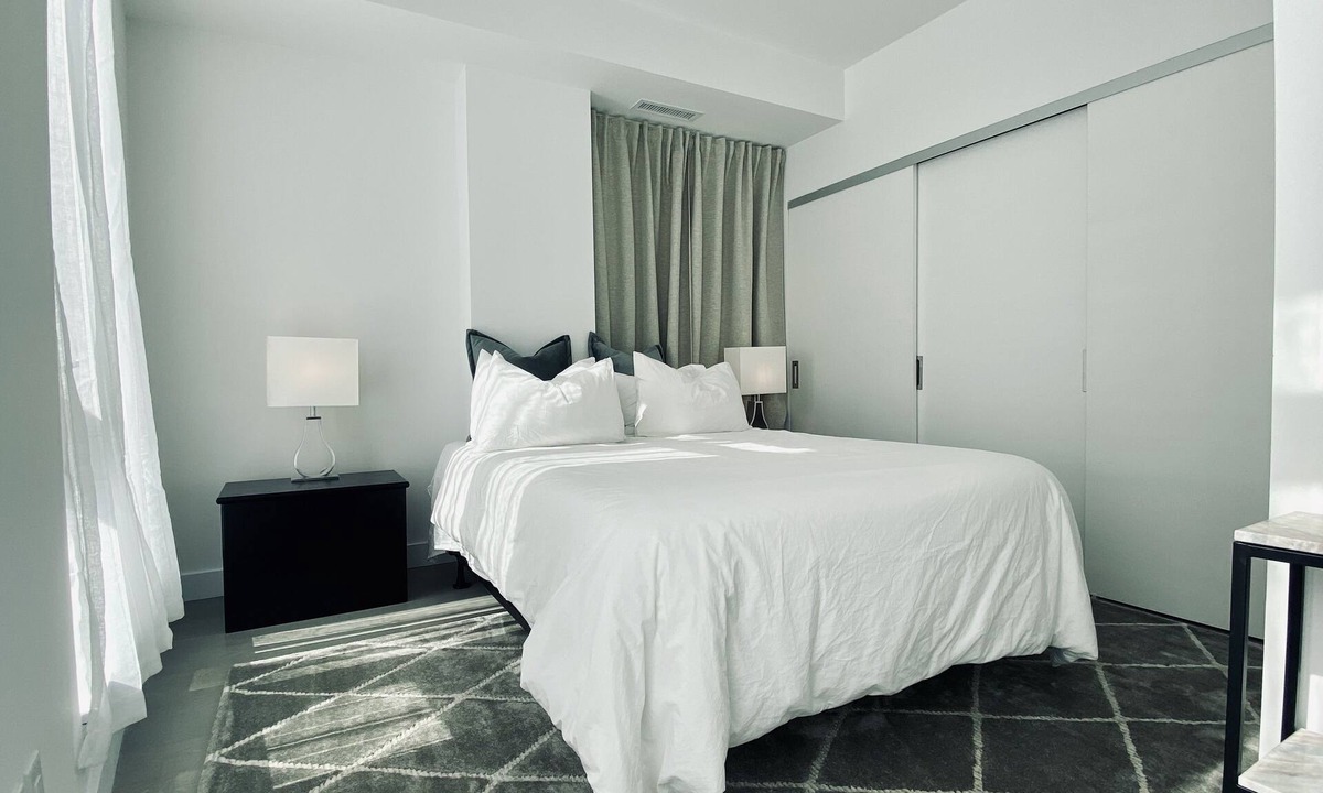 Etobicoke Condo | Executive 2 bed 2 bath condo - Kingsway Crescent
