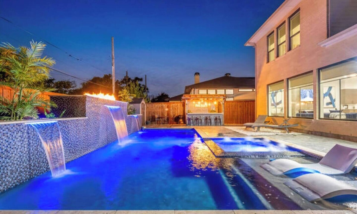 Dallas House | Experience Luxury in the Heart of Dallas! This contemporary 4BR home offers a heated pool&spa, game room, outdoor living spaces, Tesla charging, and a designer kitchen with top-tier appliances. Easy access to Dallas top attractions, all within 10min