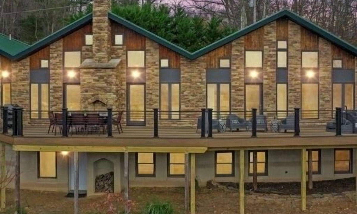 Berkeley Springs House | 🪩Experience WV on our MOUNTAIN TOP🌲5 BR Hidden Gem🪩Close to Town🌲